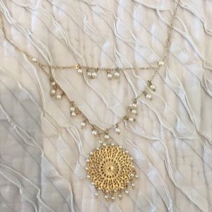 Gold necklace with pearls